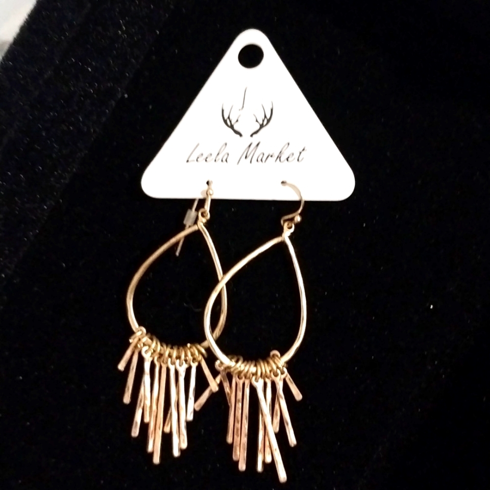LAST CHANCE ITEM! Goldtone dangle hoop NWT